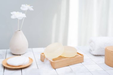 Spa tedavisi için doğal sabun ve pamuk banyosu. Güzellik konsepti.