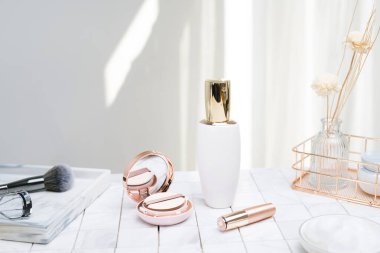 Kozmetik vakfı, makyaj malzemesi şişesi ambalajı. Güzellik ve güzellik konsepti