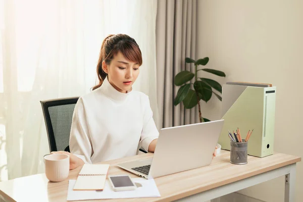 Young Asian Businesswoman Entrepreneur Working Laptop Home Office Space — Stock Photo, Image