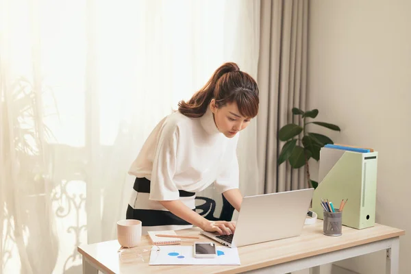 Молодая Азиатская Деловая Женщина Работающая Ноутбуком Стоящая Столом Дома — стоковое фото