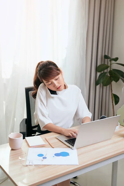 Junge Asiatin Benutzt Ihr Handy Während Sie Laptop Benutzt Und — Stockfoto