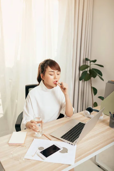 Junge Asiatische Frau Fühlt Sich Müde Ihrem Büro — Stockfoto