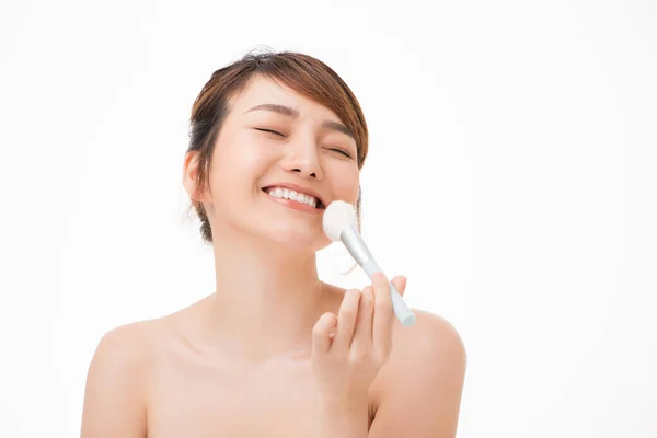 Schönheitsporträt Junge Asiatische Frau Lächelt Mit Bürste Wangen Hautpflege Und — Stockfoto