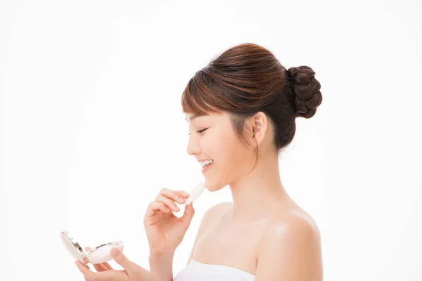 Portrait Belle Femme Asiatique Appliquant Poudre Bouffée Joue Maquillage Cosmétique — Photo