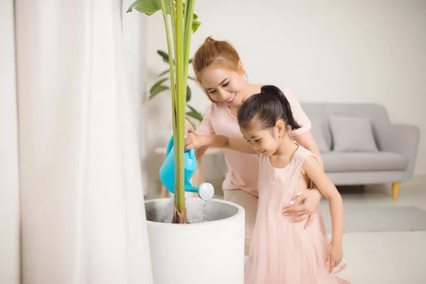 Mamá Hija Regando Plantas Apartamento —  Fotos de Stock