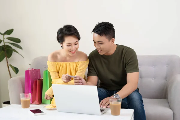 Glückliches Asiatisches Paar Das Online Mit Kreditkarte Und Laptop Einkauft — Stockfoto