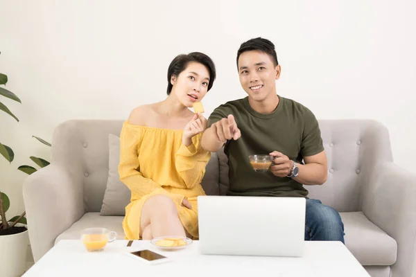 Feliz Jovem Asiático Casal Sentado Sofá Beber Café Casa — Fotografia de Stock