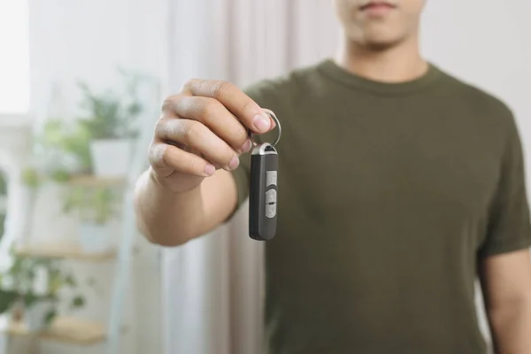 Hombre Sosteniendo Llave Del Coche Para Aparecer — Foto de Stock