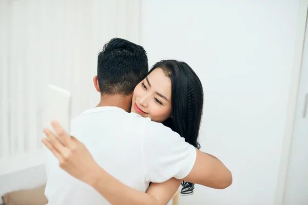 Casal Jovem Quarto Uma Mulher Atraente Está Verificando Mensagens Recebidas — Fotografia de Stock