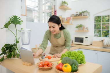 Mutfakta Kadın Dijital Tablette Tarifi İzliyor