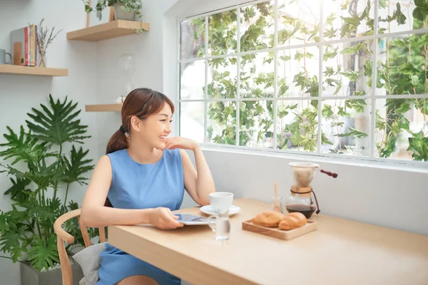 Glücklich Junge Asiatische Frau Mit Tablette Und Kaffee Trinken Morgen — Stockfoto