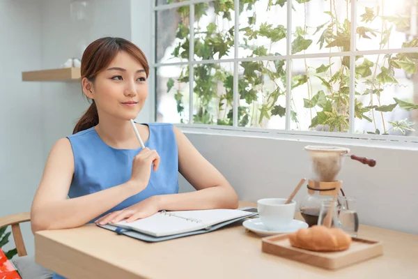 Hermosa Joven Mujer Asiática Escribiendo Para Hacer Lista Mientras Está —  Fotos de Stock