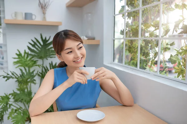 Retrato Una Joven Asiática Disfrutando Del Café Del Desayuno Detrás — Foto de Stock