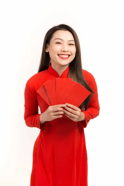 Mulher Asiática Segurando Envelopes Vermelhos Para Feliz Ano Novo Lunar — Fotografia de Stock