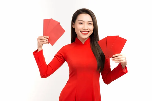 Mulher Asiática Mostrando Envelopes Vermelhos Para Ano Novo Lunar — Fotografia de Stock