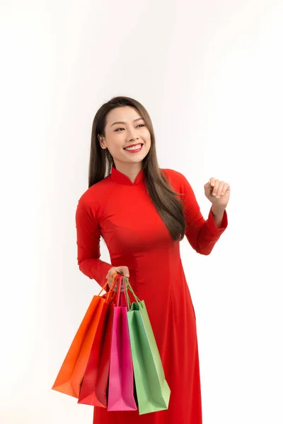 穿着红色传统越南黛衣的东方女人 提着购物袋 — 图库照片