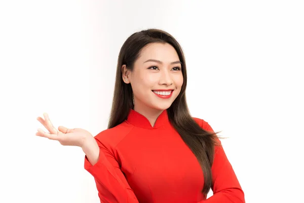 Sorrindo Mulher Vietnamita Vestido Dai Segurando Algo Sua Mão — Fotografia de Stock