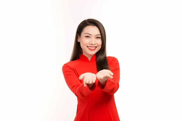 Sorrindo Asiático Mulher Estúdio Retrato Isolado Fundo Branco Mostrando Algo — Fotografia de Stock