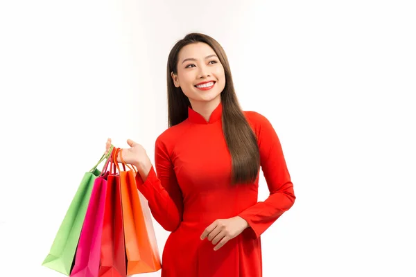 ショッピングバッグを持つ伝統的なAodai服を着てアジアの女性 — ストック写真