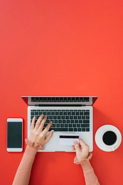 Vrouw Met Moderne Laptop Aan Kleurentafel Bovenaanzicht — Stockfoto