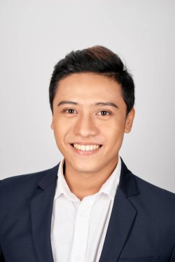 gülümseyen bir çekici genç işadamı portresi kapatmak