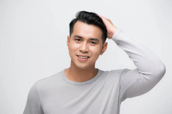 Asyalı Erkek Saçı Aynaya Bakıyor — Stok fotoğraf