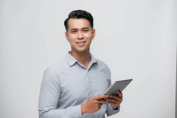 Photo Young Happy Man Standing White Background Using Tablet Computer — Stock Photo, Image