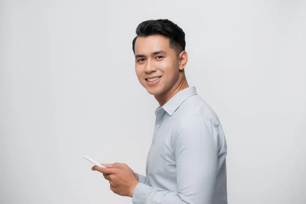 Šťastný Úsměv Tvář Pohledný Asijský Muž Použít Smartphone — Stock fotografie
