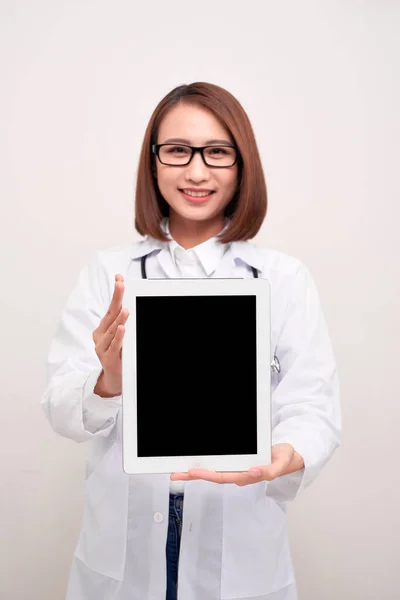Retrato Sorrir Bela Jovem Médica Com Tablet Tela Branco Sobre — Fotografia de Stock