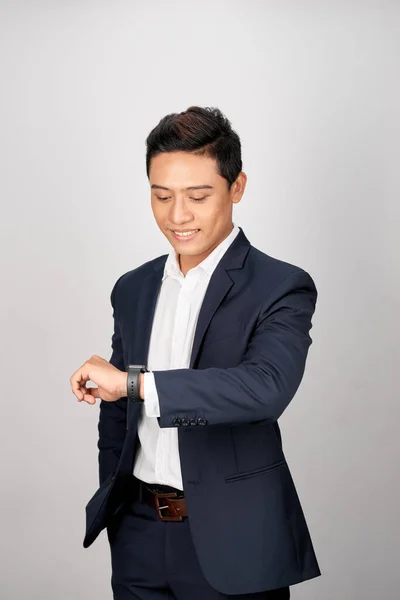 Молодой Бизнесмен Смотрит Свои Наручные Часы — стоковое фото