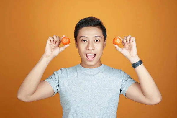 Porträt Eines Jungen Asiatischen Mannes Mit Zwei Tomaten Hinter Den — Stockfoto