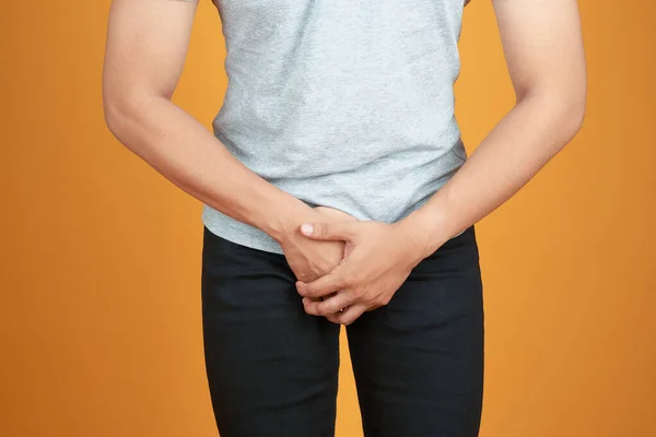 Hombre Jeans Azules Una Camisa Siente Dolor Los Genitales Escondidos — Foto de Stock