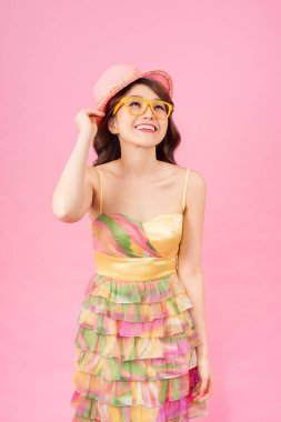 Pembe arka plan, yaz konsepti üzerinde Moda güzel genç kadın