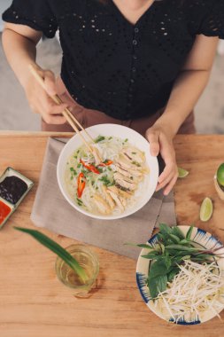 Vietnam usulü erişte çorbası ile Asya yemeği.,