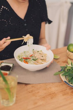 Vietnam usulü erişte çorbası ile Asya yemeği.,