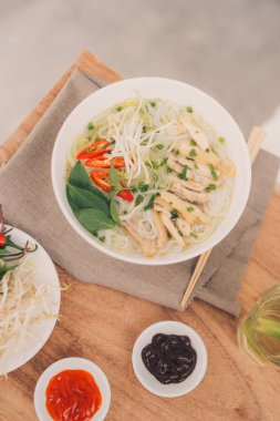 Geleneksel Vietnam şehriye çorba pho kase, beton arka plan. Vietnamca sığır eti çorba pho bo, yakın çekim. Asya/Vietnamca gıda. Vietnamca akşam yemeği. Pho bo yemek. Üstten görünüm. Sağlıklı 