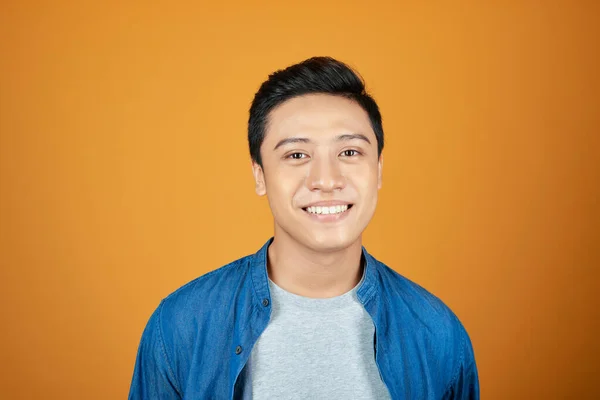 Porträt Eines Jungen Asiatischen Mannes Der Isoliert Auf Orangefarbenem Hintergrund — Stockfoto