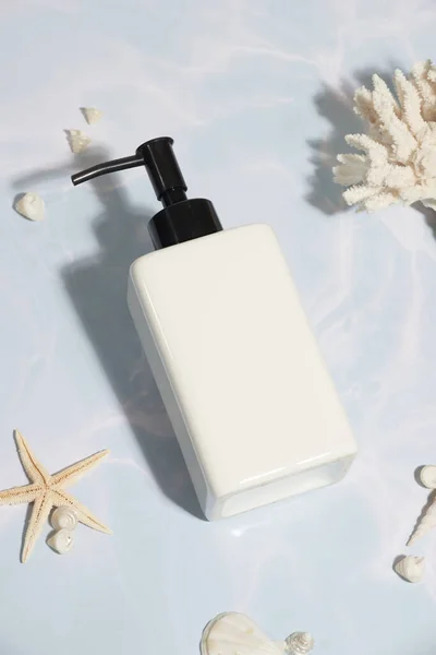 Biały Produkt Kosmetyczny Szampon Butelka Muszle Morskie Jasnopastelowym Niebieskim Tle — Zdjęcie stockowe
