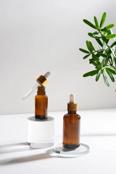 Natuurlijke Cosmetische Huidverzorging Essentiële Olie Flessen Container Groen Blad Witte — Stockfoto