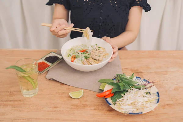 亚洲晚餐 配上越南面汤勺 — 图库照片