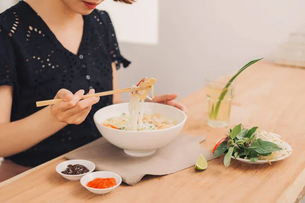 越南人的面汤 牛肉配辣椒 用筷子拿起面条 — 图库照片