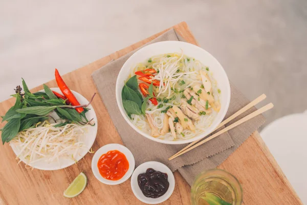Traditionele Vietnamese Noodle Soepen Pho Kommen Concrete Achtergrond Vietnamees Rundvlees — Stockfoto