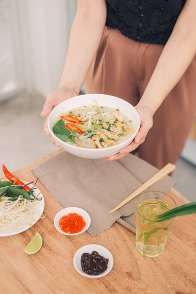 Vietnam Usulü Erişte Çorbası Ile Asya Yemeği — Stok fotoğraf