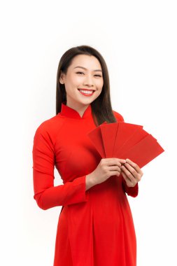 Genç Asyalı kadın ay yeni yılı için kırmızı zarflar tutuyor. O mutlu çünkü ailesinden bir sürü kırmızı zarf alıyor.