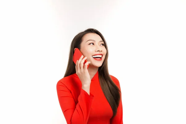 Gyönyörű Fiatal Ázsiai Beszél Valakivel Telefonon Miközben Piros Dai Visel — Stock Fotó