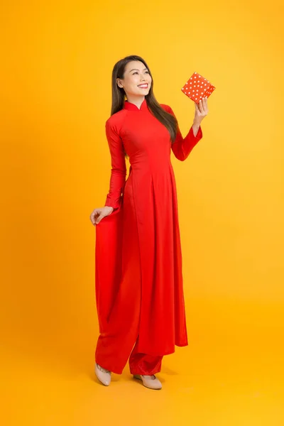 Hermosa Mujer Rojo Dai Vestido Sosteniendo Caja Regalo —  Fotos de Stock