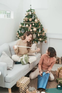 Noel kutlaması. Noel hediyeleri ile arkadaş. Yeni yıl partisi