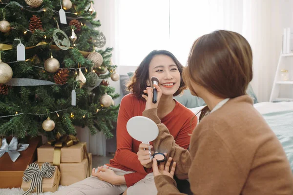 Porträtt Ganska Självsäkra Asiatiska Flickvänner Gör Makeup Semestern Juletid — Stockfoto