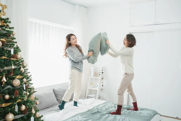 Jovem Casal Lésbico Lutando Travesseiros Quarto — Fotografia de Stock