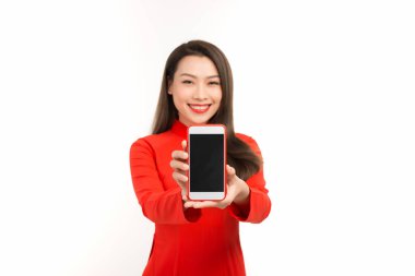 Geleneksel Vietnam elbisesi içindeki Asyalı kadın, mobil ekranı veya dijital iş ve teknoloji konsepti uygulamasını sunuyor